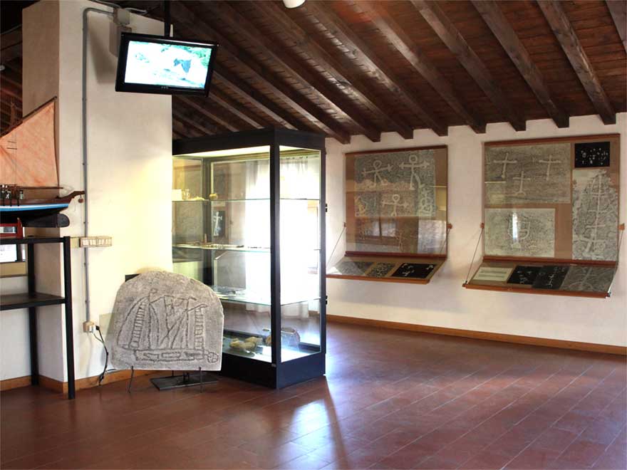 Saal der Felszeichnungen. Die Felszeichnungen in Torri del Benaco am Gardasee